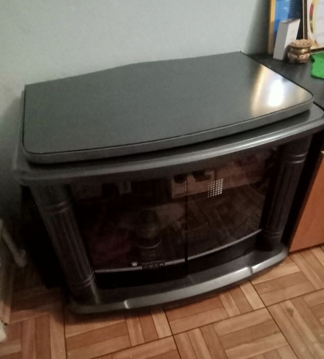 Стол журнальный, внутри две полки.