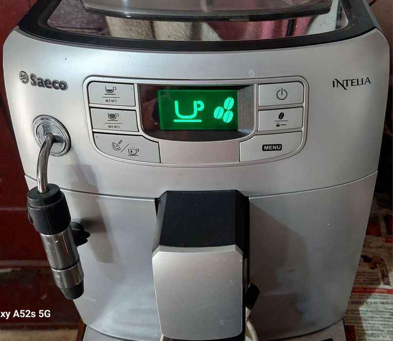 Продавам кафе машина Saeco Intelia