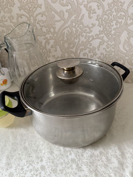 Кастрюля с крышкой