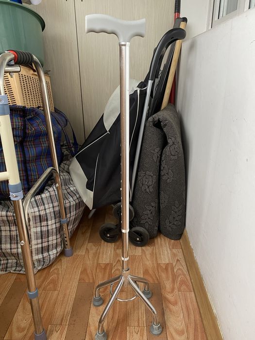 Ходунок, трость и ободок для унитаза