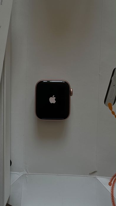 Продам Apple Watch SE