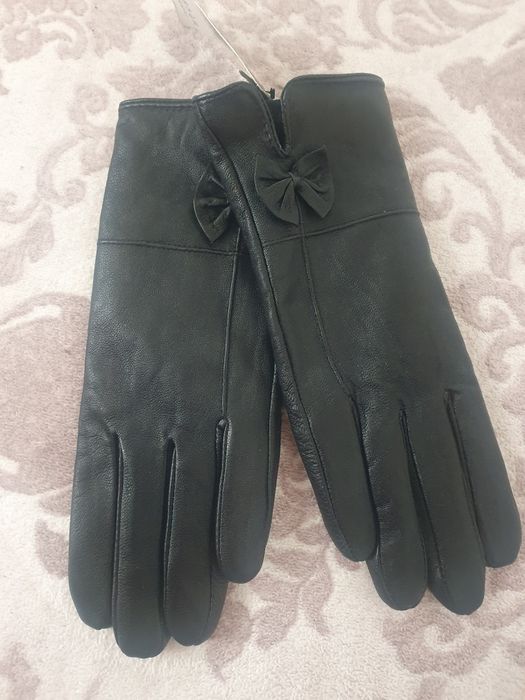 Чисто нови ръкавици