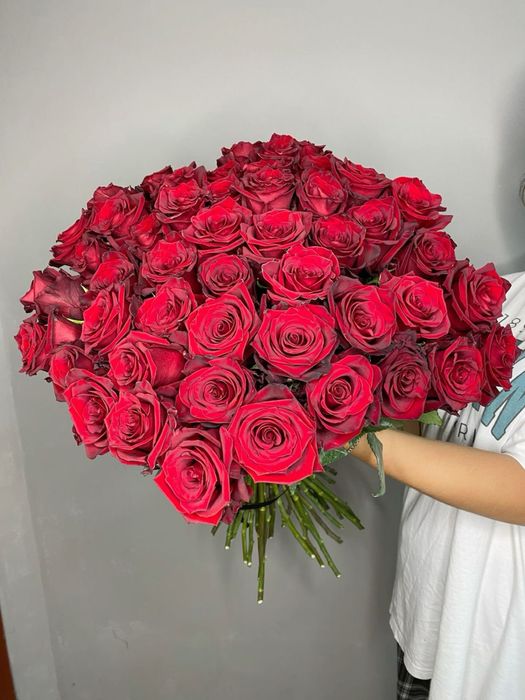 55 красных роз свежый