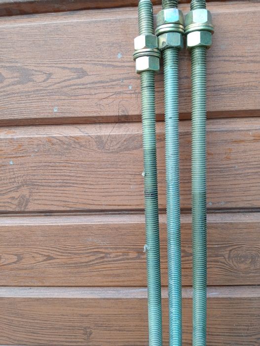 Металлический стержень с резьбой