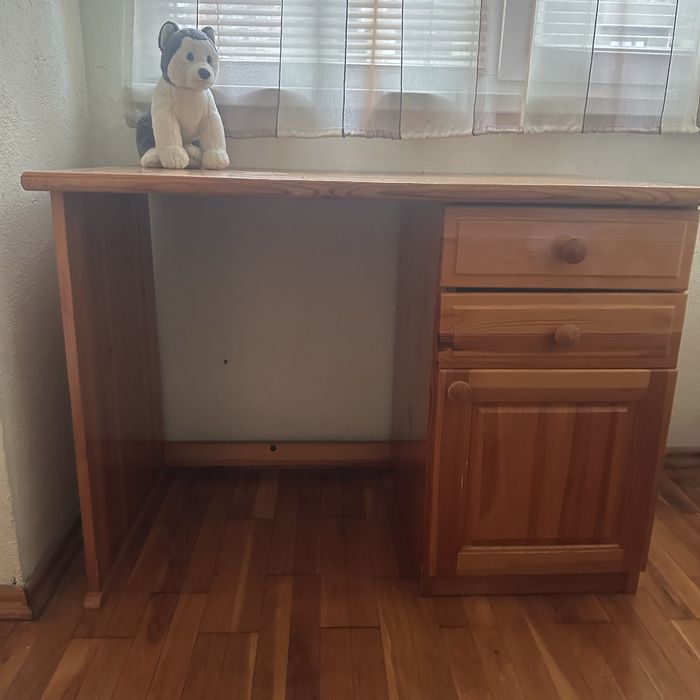 Продавам бюро естествено дърво