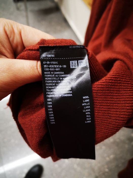 Вълнен пуловер на марката Uniqlo