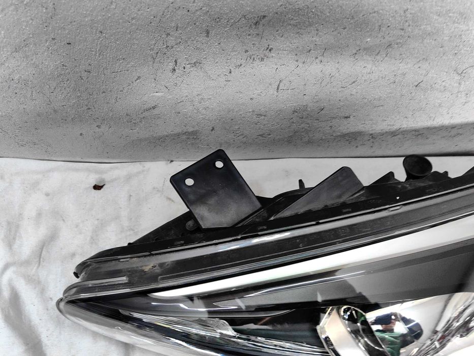 Оригинален фар Киа  Kia Carens 4 Rondo Led