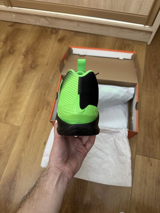 Продам новые кроссовки Nike Jump Academy