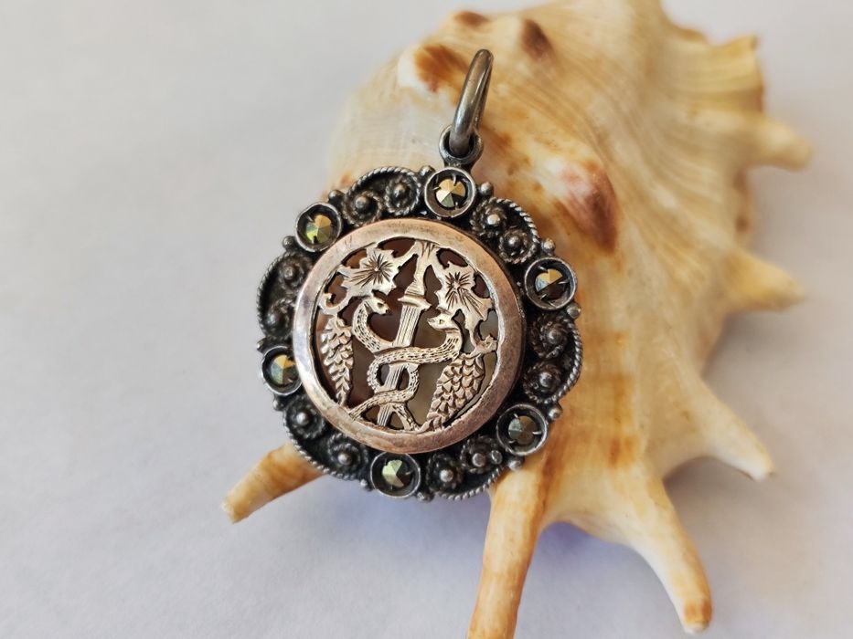 Стар сребърен медальон с позлата