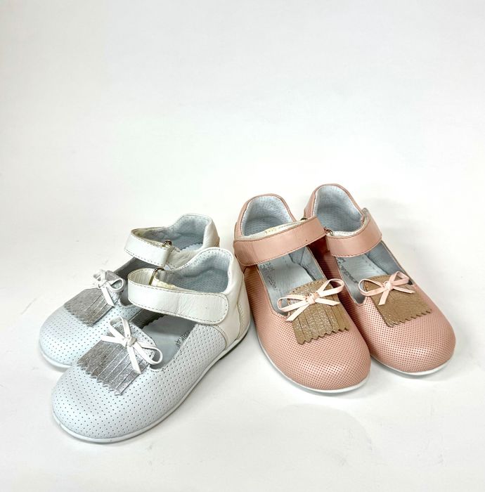 Детски обувки, сандали, боти и пантофи на разпродажба от магазин.