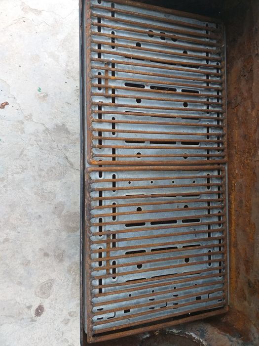 Барбекю скара на дървени въглища за печене  на жар с леко опушване