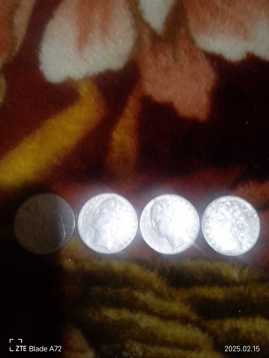 Vând 4monede50lire republica italiana1979m,vând1moneda5000lei2004 ,