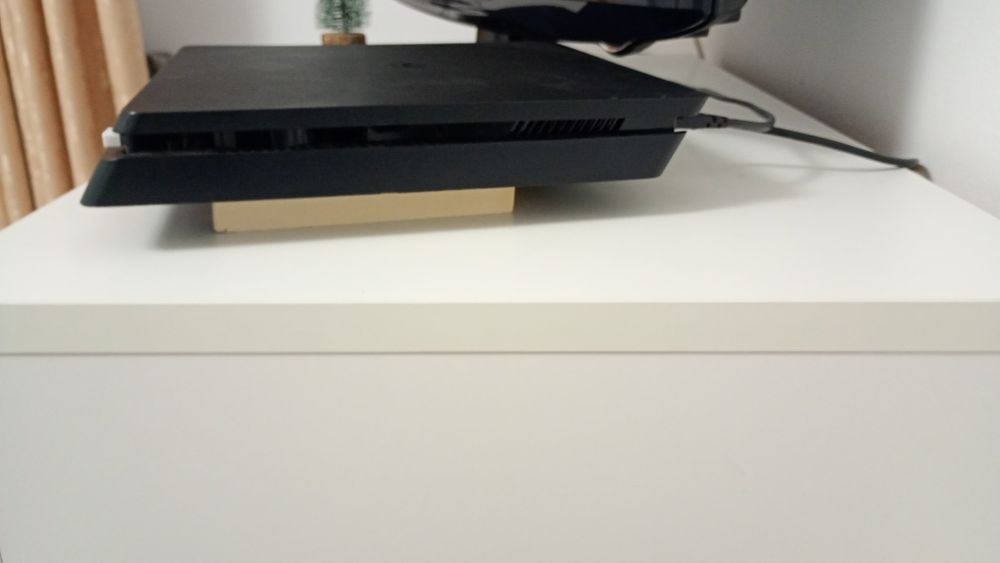 Ps4 în stare bună cu 3 controlere și 2 jocuri