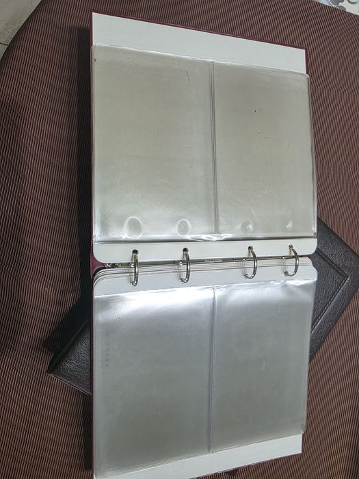 Vând albume pentru bancnote