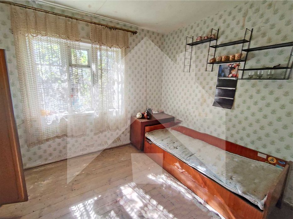 Продава се тухлена къща в гр. Плиска с двор 1200 кв.м. и КЛАДЕНЕЦ.