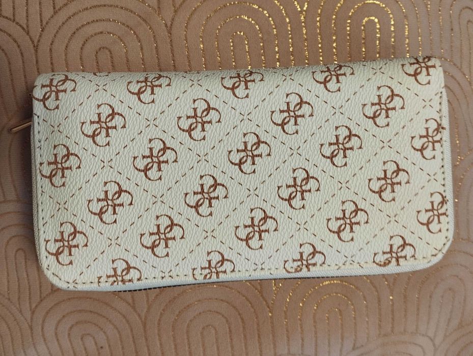 Нови елегантни портмонета Louise Vuitton, Guess