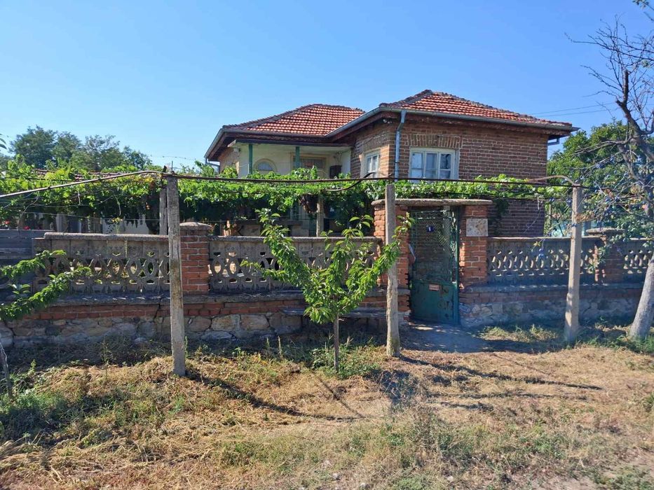 Продавам къща в с.Правище
