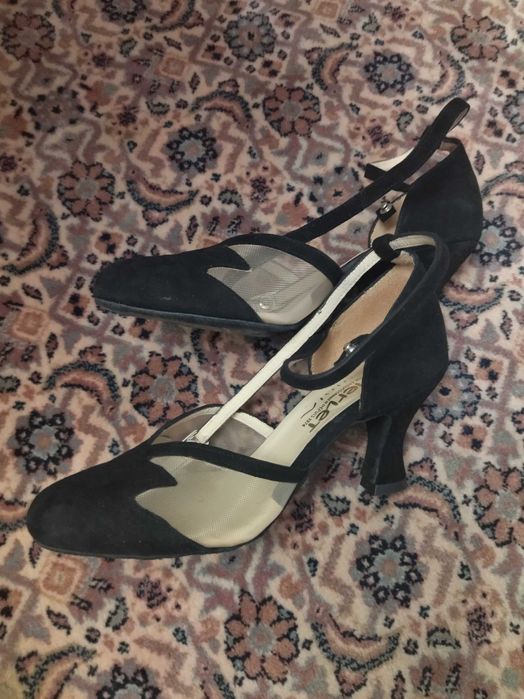 Ботуши Ecco, боти Bata и обувки за танци