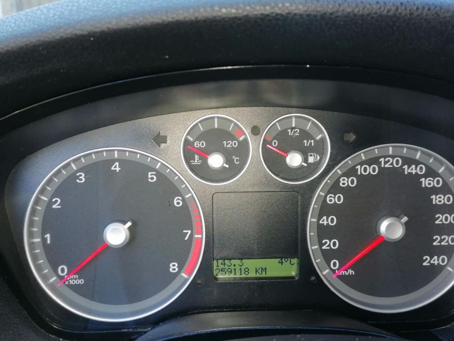 Vând Ford Focus 1.4 benzină.
