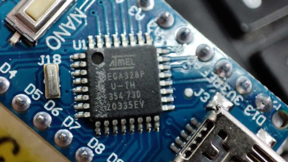 Arduino Nano + mini-USB кабель.