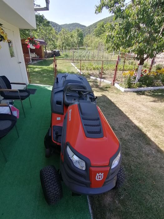 Tractoras tuns iarba husqvarna ct 139 T 18 cp 2 cilindri în V 656 cc.