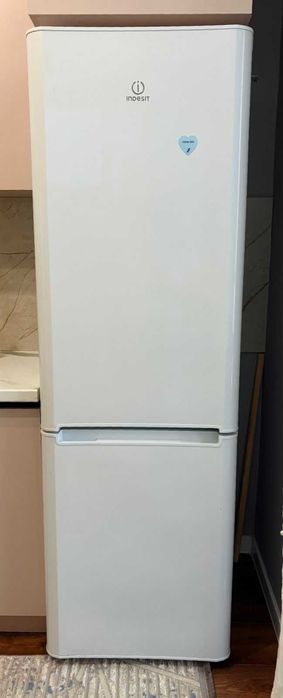 Холодильник " Индезит"