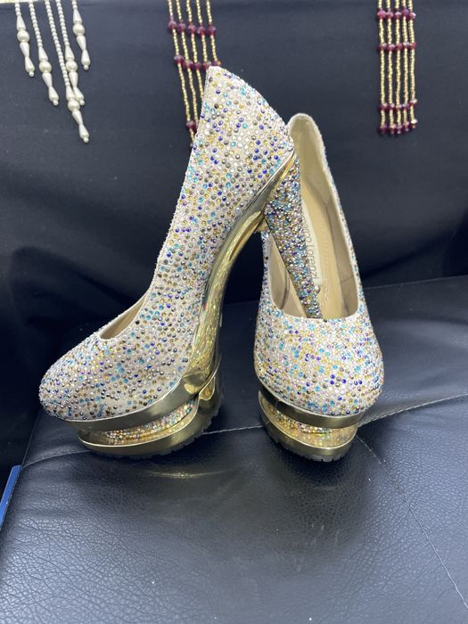 Туфли полностью в стразах