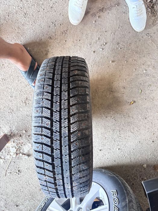 Продаю покрышку с шипы размер 205/65 R-15