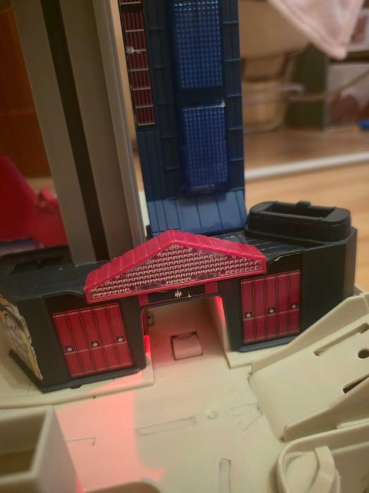 Hot wheels писти 3броя и Гараж