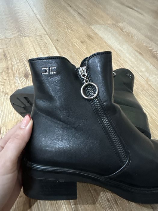 Черни ниски боти, 37
