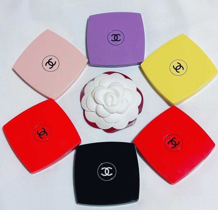 Oglinda de poseta compacta Chanel  accesoriu elegant