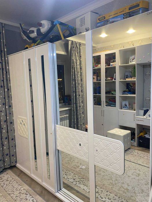 Шкаф (качественный и вместительный)