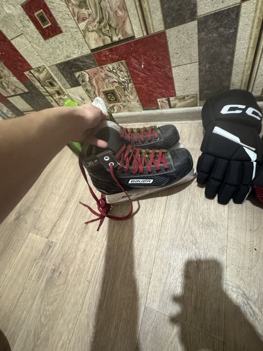 Продаю коньки, краги, и клюшку