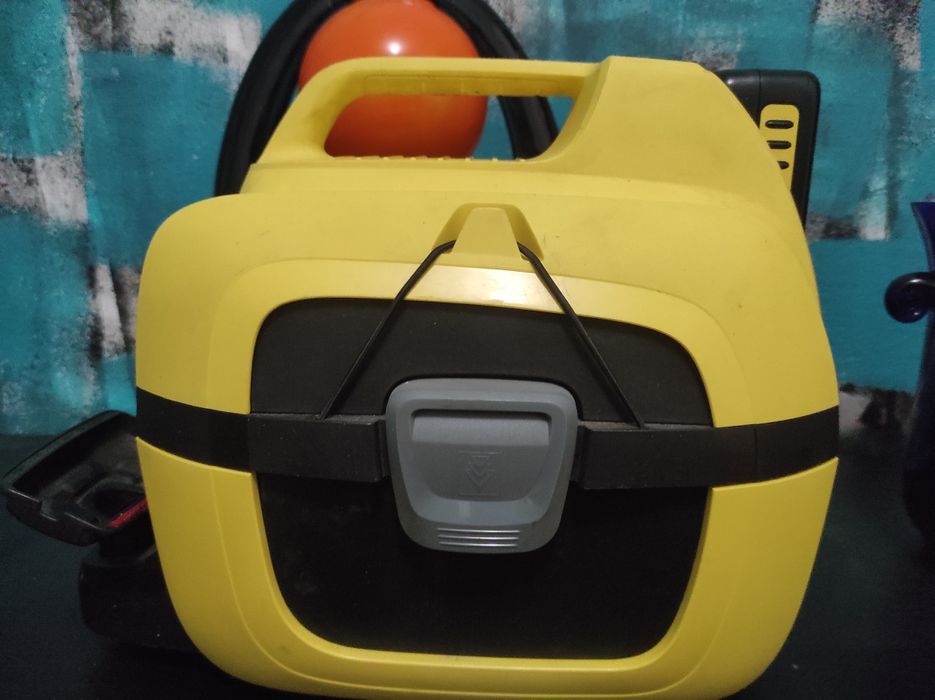 Vând aspirator portabil 18 va  Karcher VD1 cu toate accesoriile