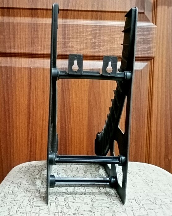 Этажерка для аудиокассет