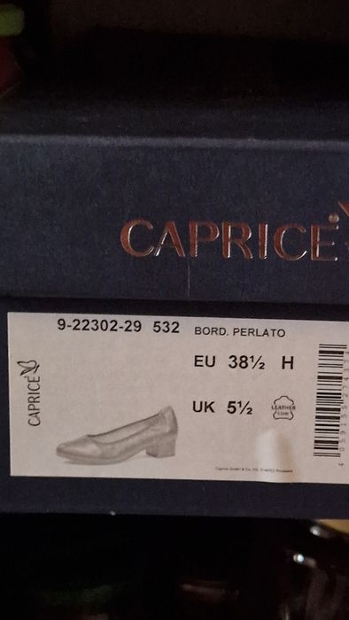 Продавам дамски официални обувки с нисък стабилен ток Caprice