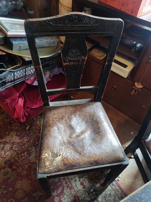 Стара маса със столове