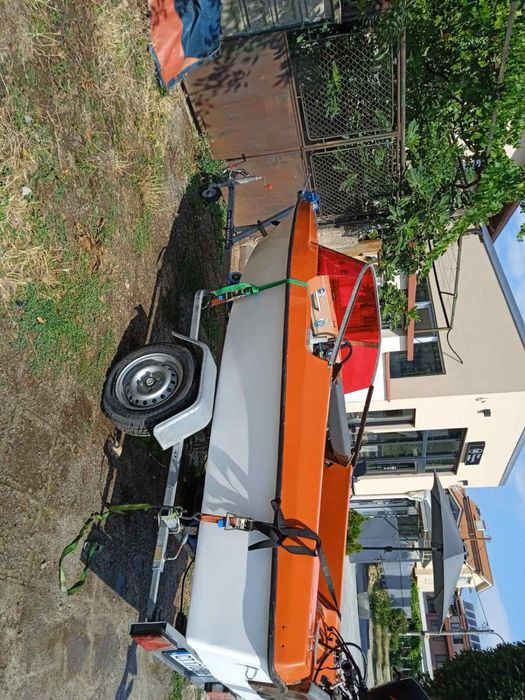 Лодка с двигател