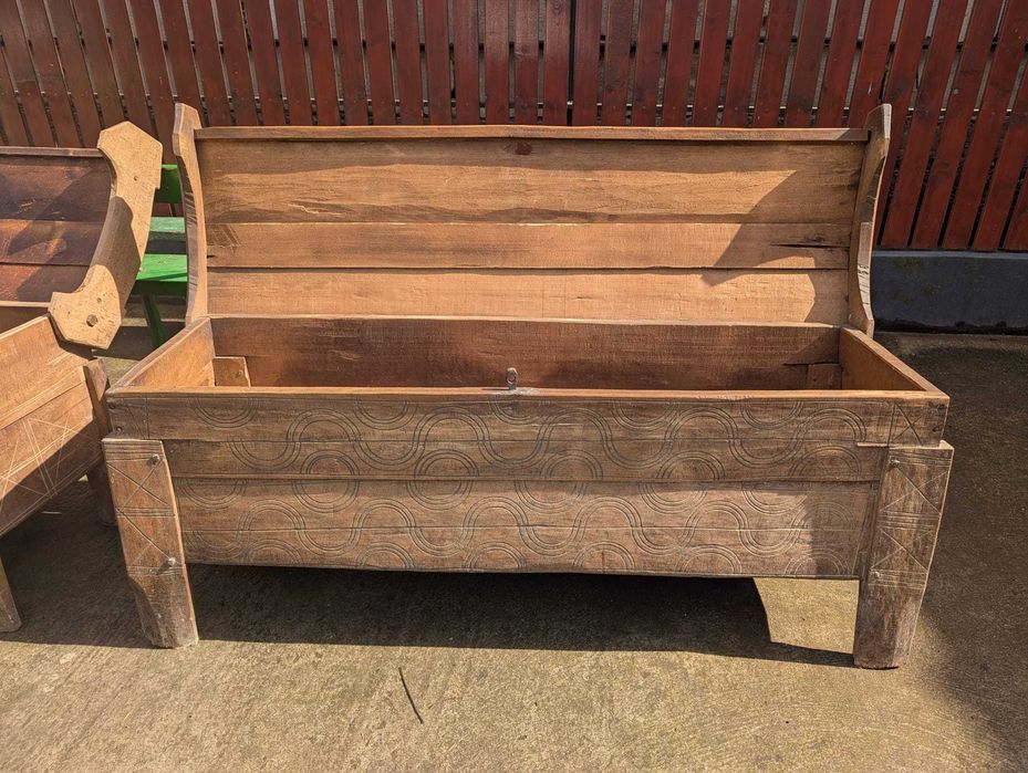 Ladă de zestre veche din lemn masiv, sculptată manual, autentică