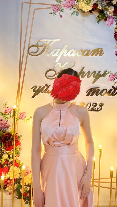 Вечернее платье из плотного атласа