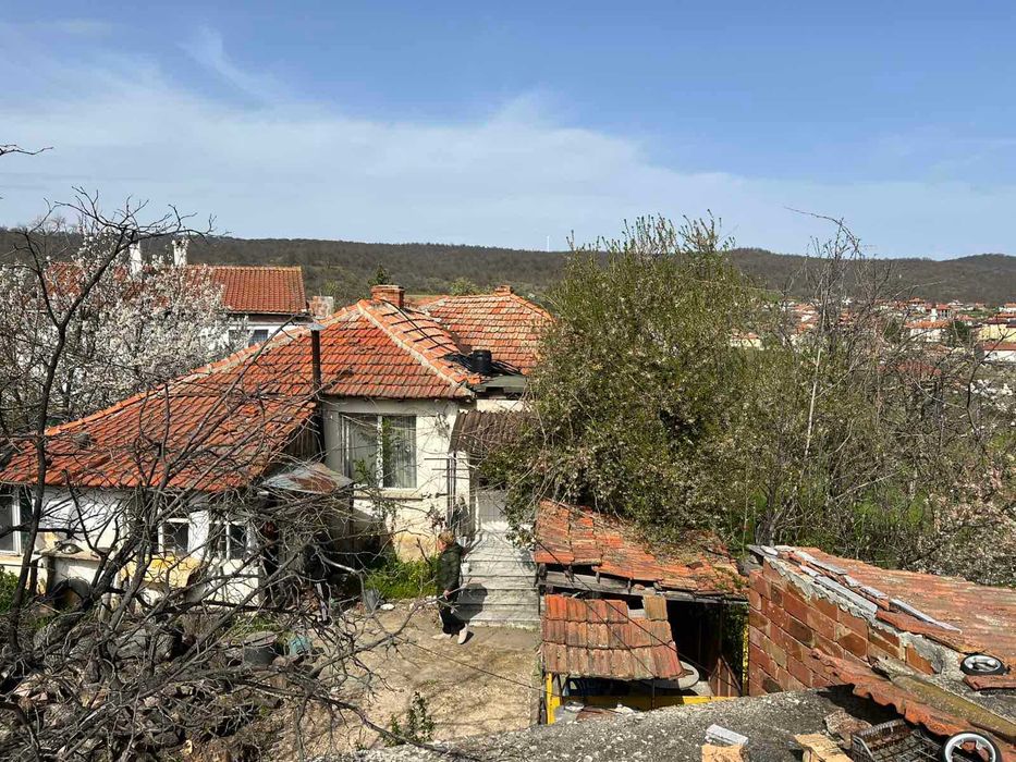 ПРОДАВА СЕ: Голям имот с къща, две допълнителни сгради и 1.7 дка земя в с. Разбойна