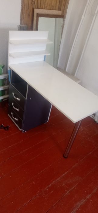 Маникюрный стол.