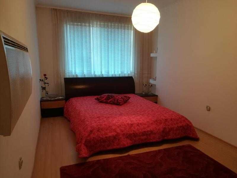 Дава се под наем Двустаен апартамент в Бургас, Център - 65 кв.м за 433.5 € - Снимка #2