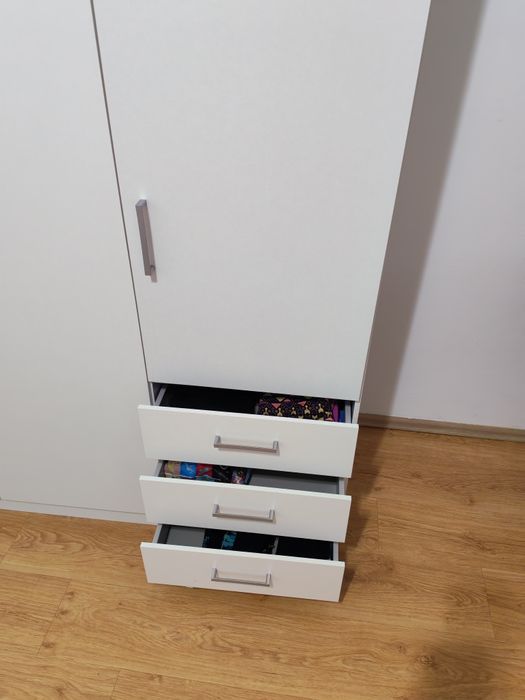 Dulap alb Jysk, 3 usi, 3 sertare, 4 rafturi. Dimeniuni 145x176 cm