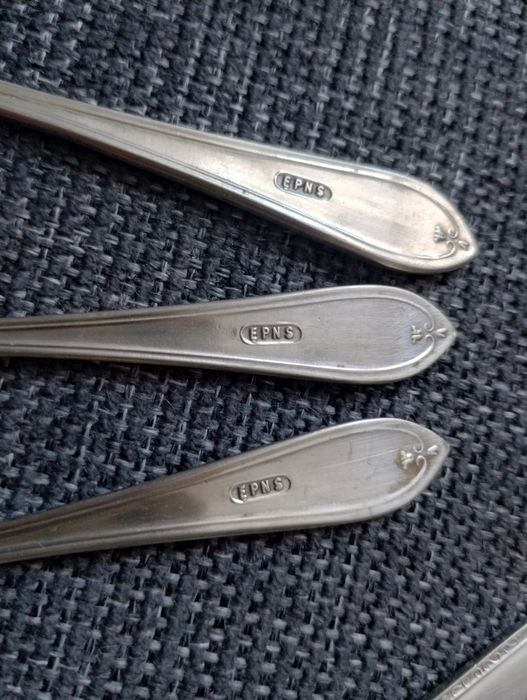 Tava frumos gravată din perioadă vintage, placată cu argint