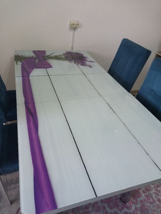 Кухонный стол со стульями.