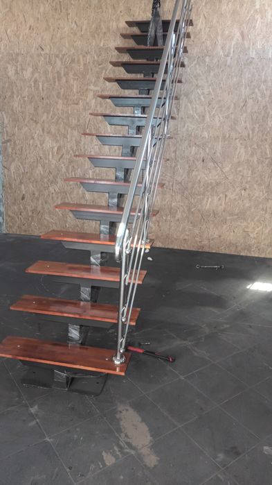 Vând scara dreapta cu balustradă  inox