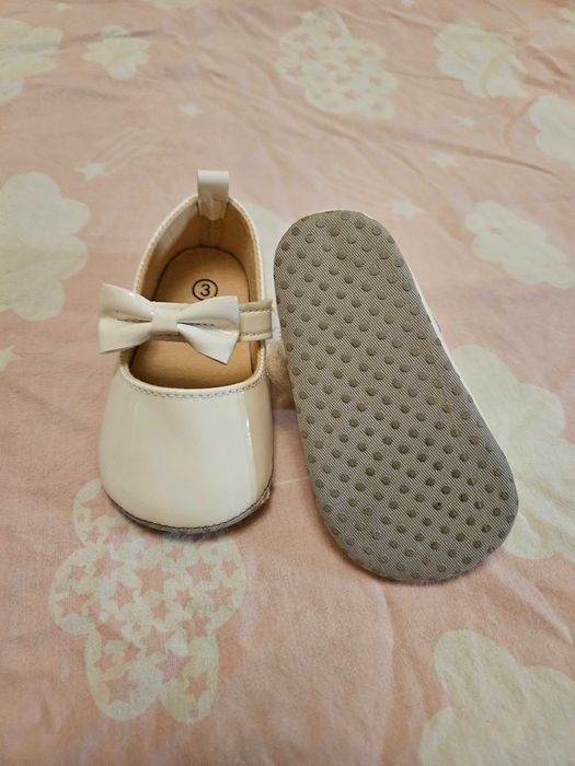 Бебешки бели пантофи
