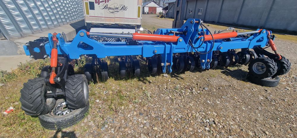 STRIP TILL  - 8 rânduri cu fertilizare