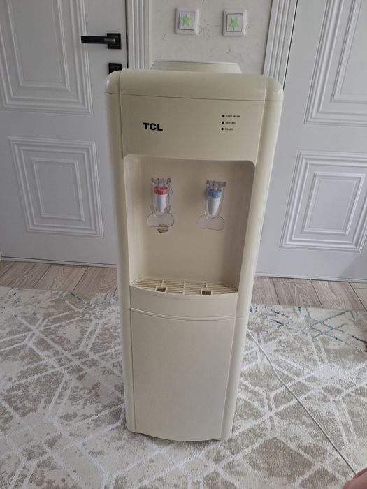 Кулер для воды , диспенсер